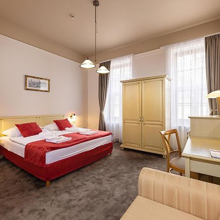 Bazilika Alatt Panzio Bed & Breakfast Esztergom Ngoại thất bức ảnh