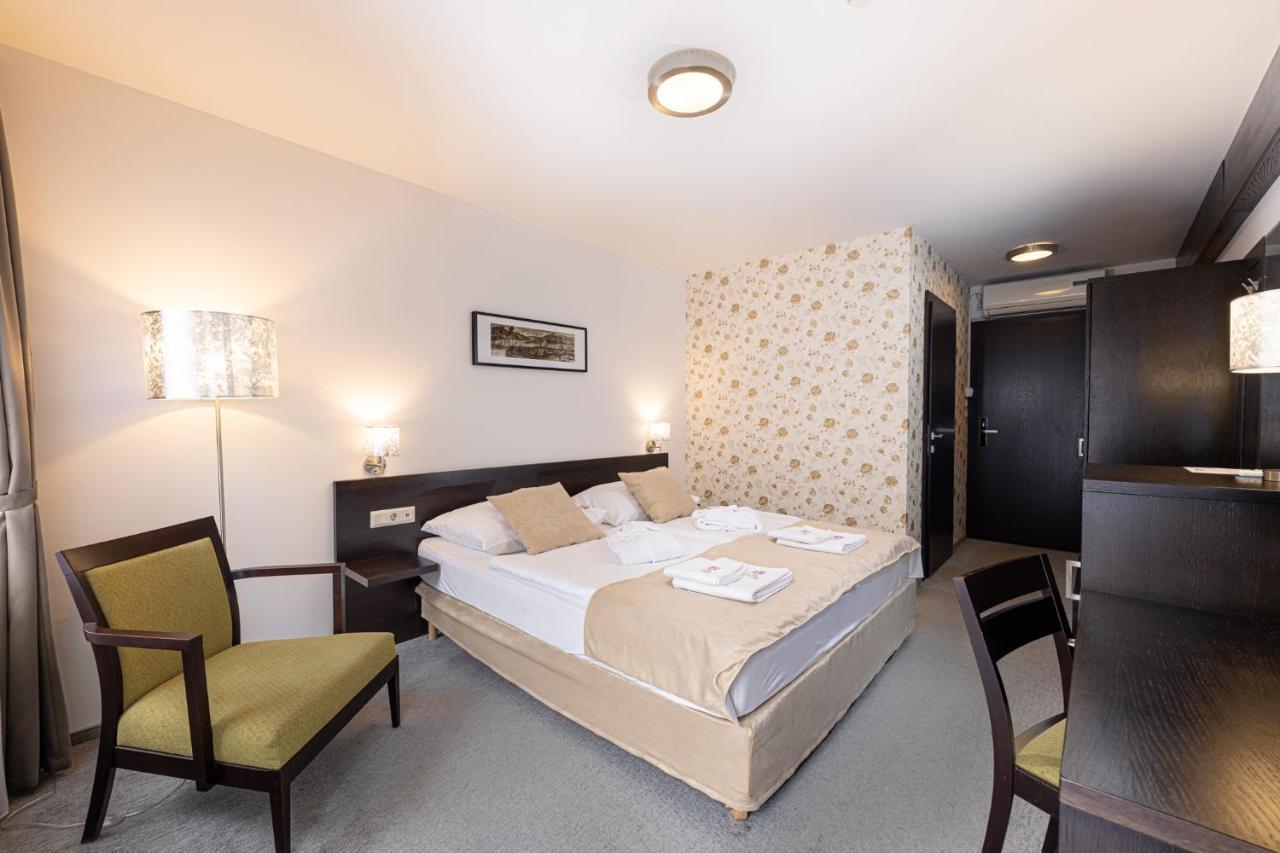 Bazilika Alatt Panzio Bed & Breakfast Esztergom Ngoại thất bức ảnh