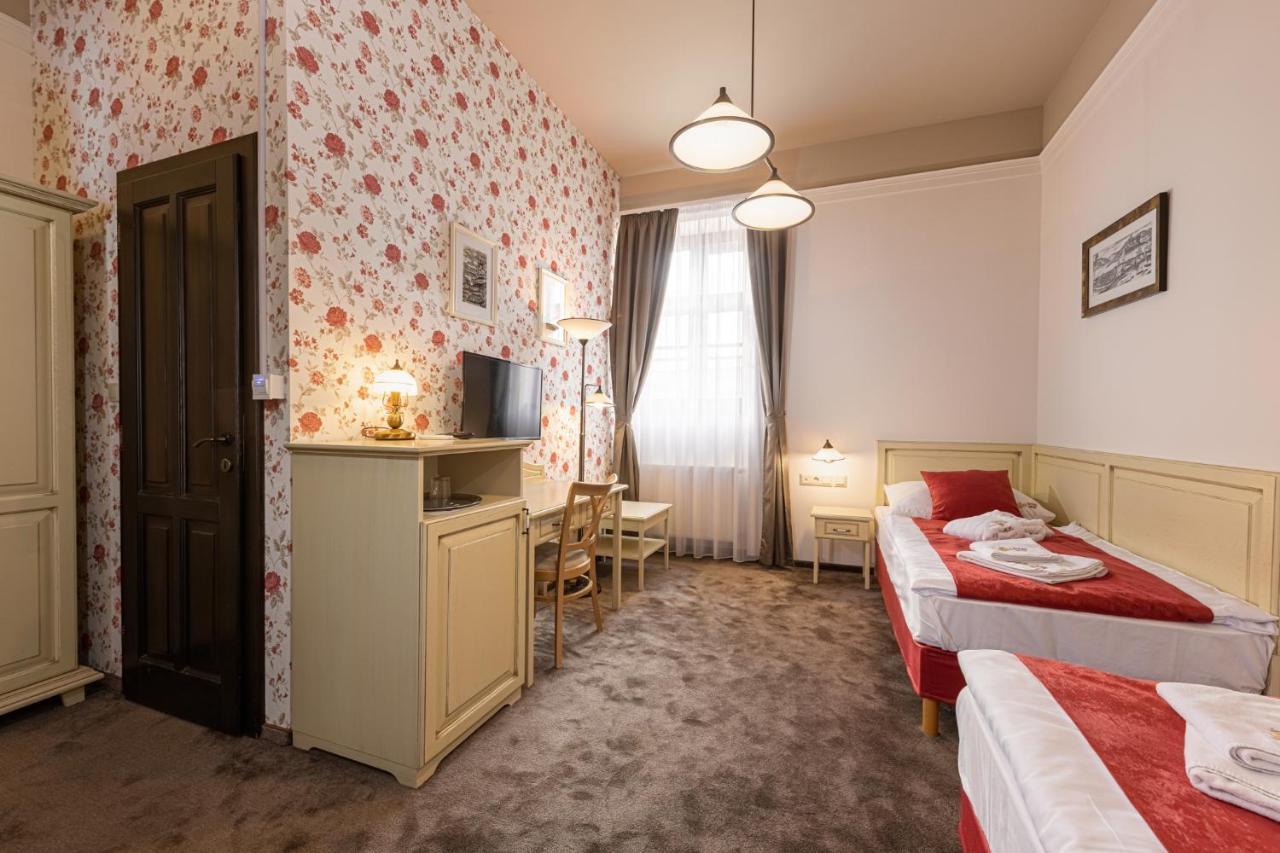 Bazilika Alatt Panzio Bed & Breakfast Esztergom Ngoại thất bức ảnh