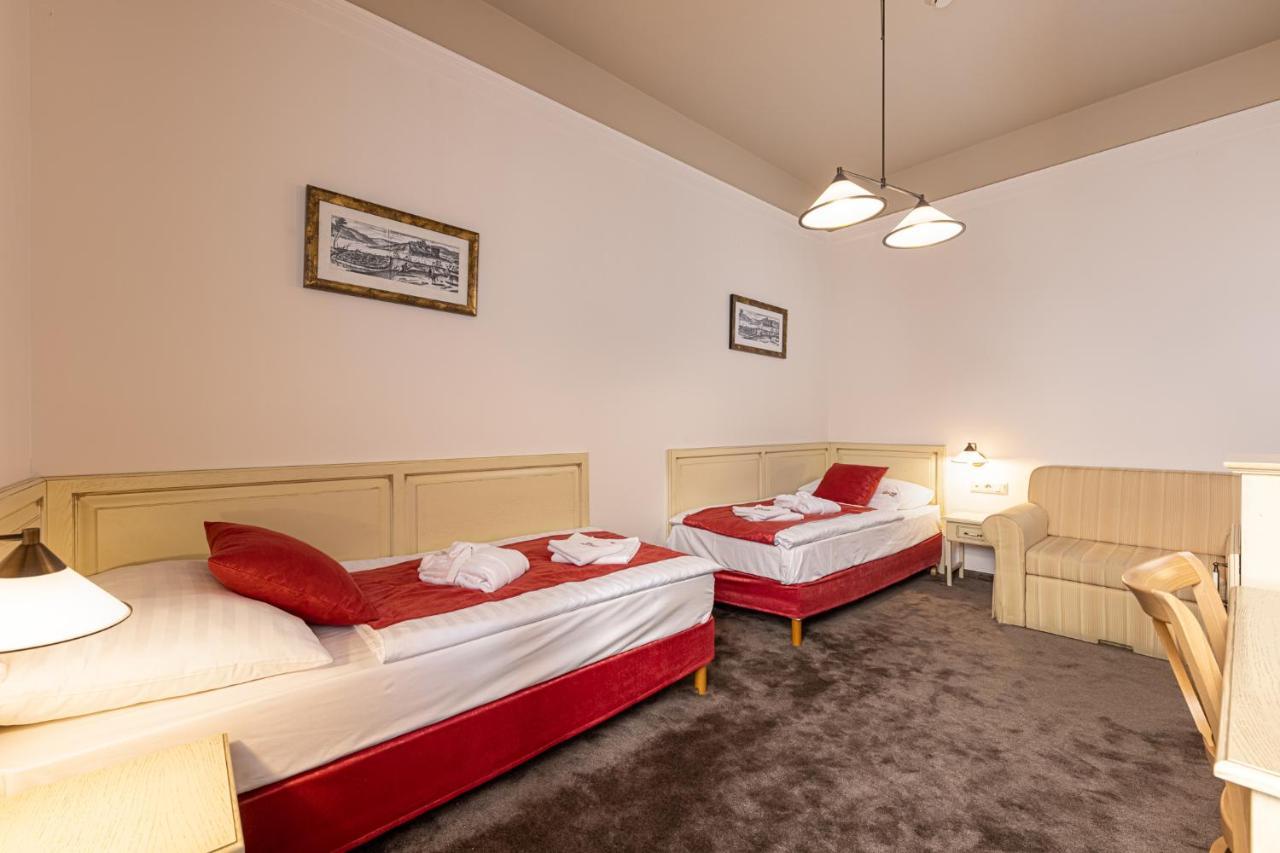 Bazilika Alatt Panzio Bed & Breakfast Esztergom Ngoại thất bức ảnh