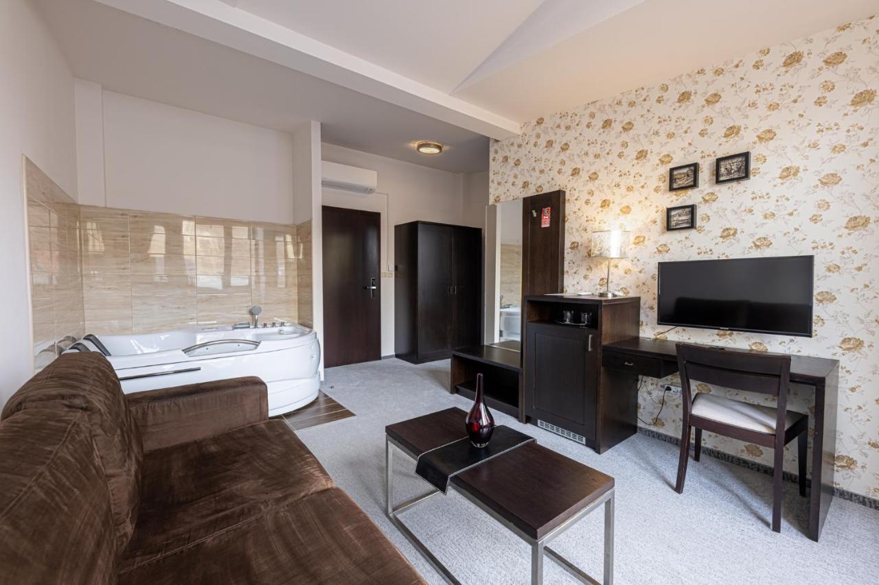Bazilika Alatt Panzio Bed & Breakfast Esztergom Ngoại thất bức ảnh