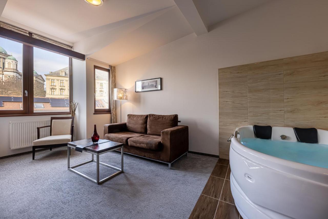 Bazilika Alatt Panzio Bed & Breakfast Esztergom Ngoại thất bức ảnh