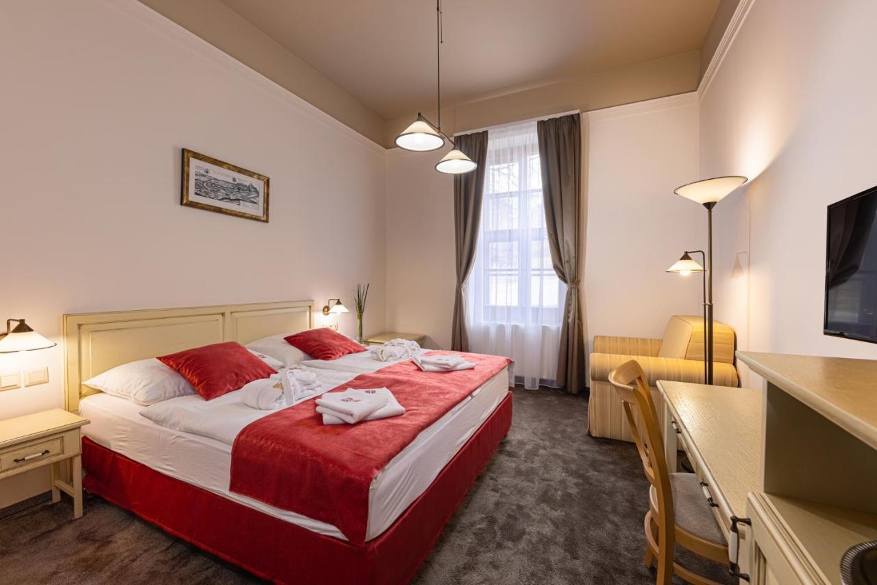 Bazilika Alatt Panzio Bed & Breakfast Esztergom Ngoại thất bức ảnh